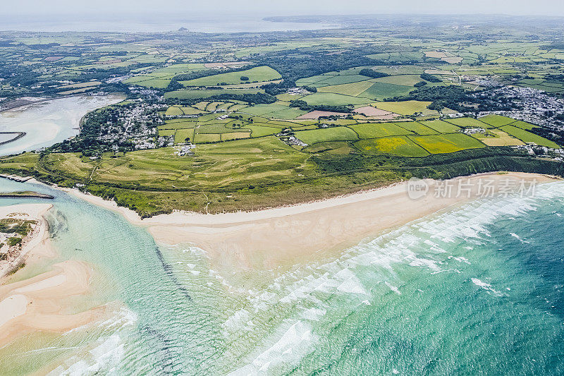 鸟瞰图Porthkidney海滩，黑尔，康沃尔在一个阳光明媚的6月的一天。