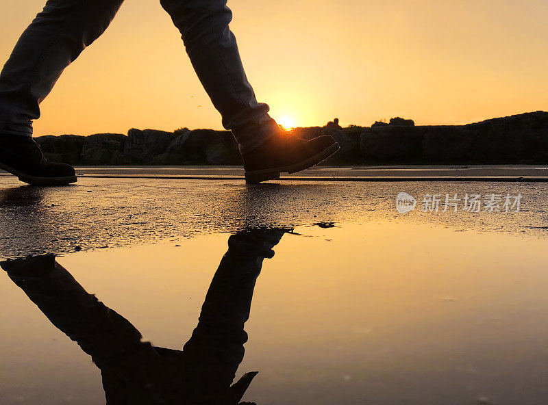 雨后水坑里的倒影。