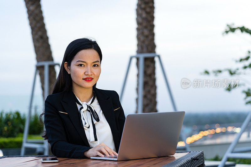 年轻的亚洲商务女性在酒店工作在一个商务旅行