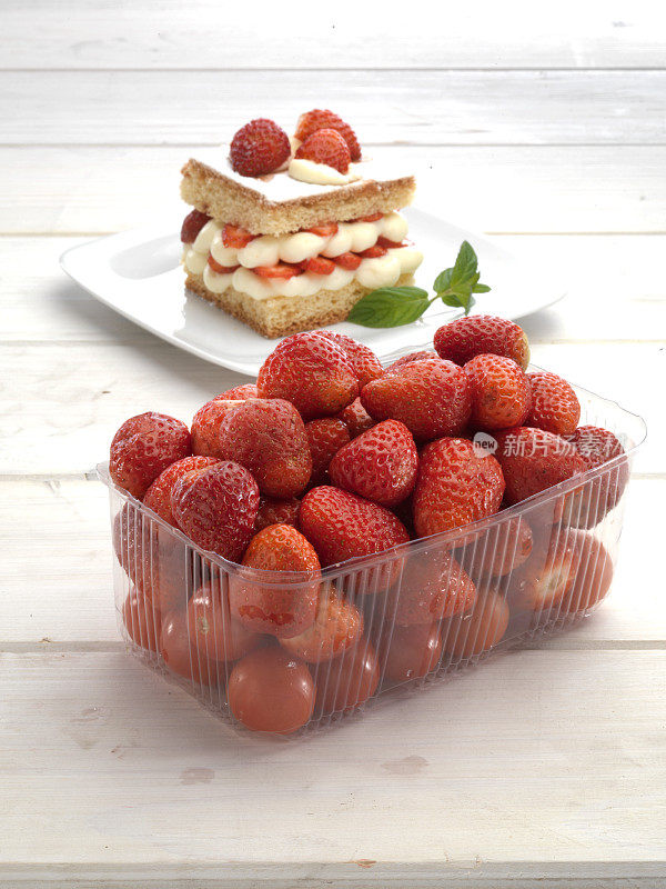 新鲜有机草莓配草莓蛋糕