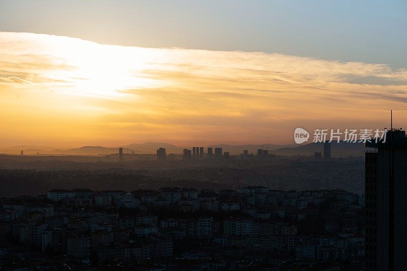 太阳在城市上空升起