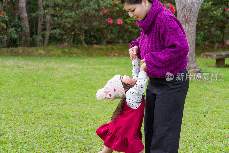 妈妈和小女孩在公园里玩