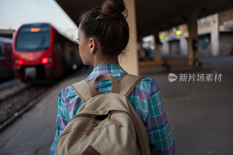 年轻女孩在等火车