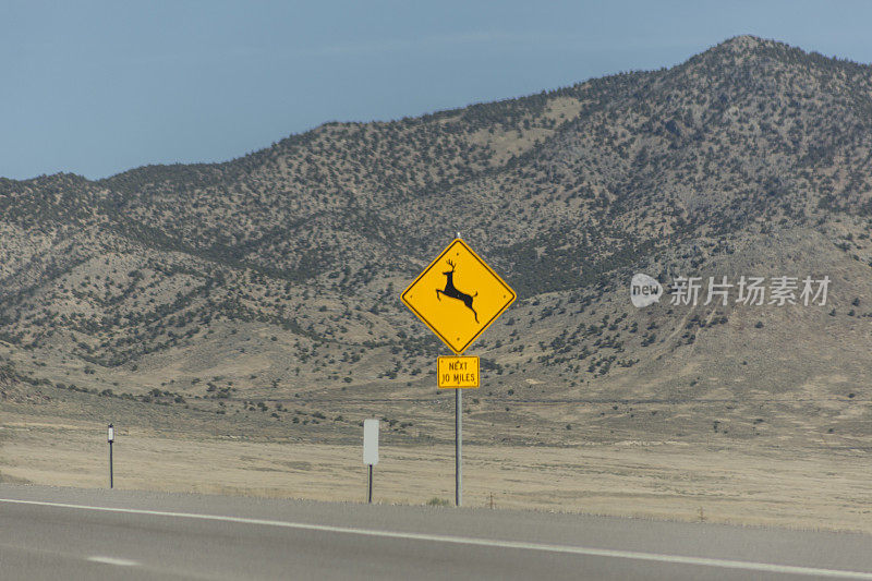 美国犹他州和内华达州高速公路上的野生动物鹿交通标志