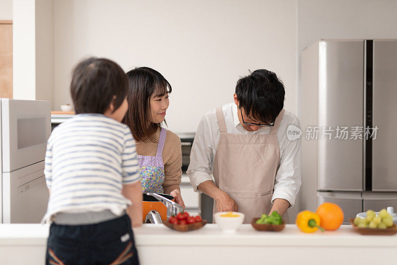 妻子和丈夫一起在厨房做饭