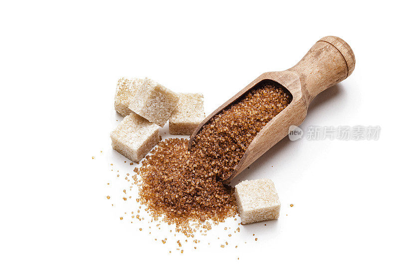 从甘蔗中提取的红糖颗粒和红糖方块