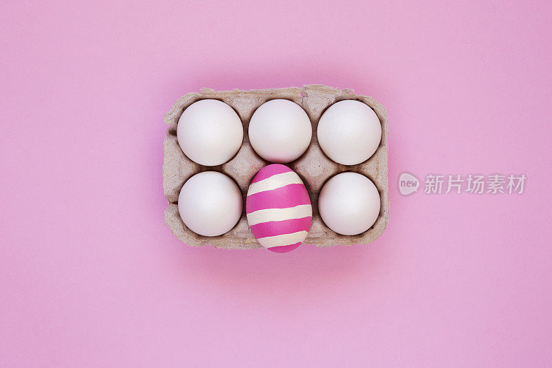 一盒白色的彩蛋和手绘的复活节彩蛋