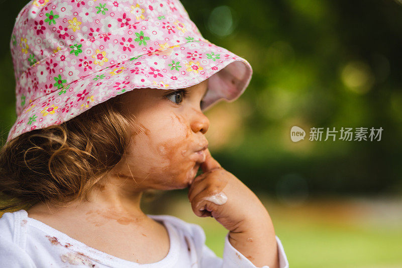 可爱的小女孩享受冰淇淋的肖像