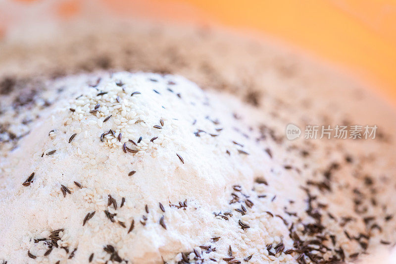 面团制作，用kumin粉和芝麻，特写