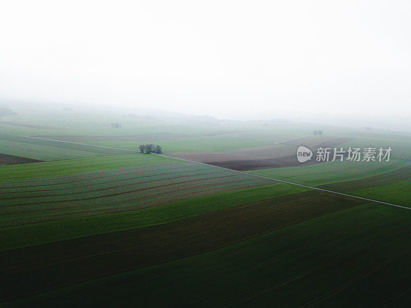 德国雾蒙蒙的道路和五彩缤纷的田野鸟瞰图