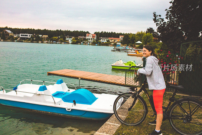 湖边骑着电动自行车的女人