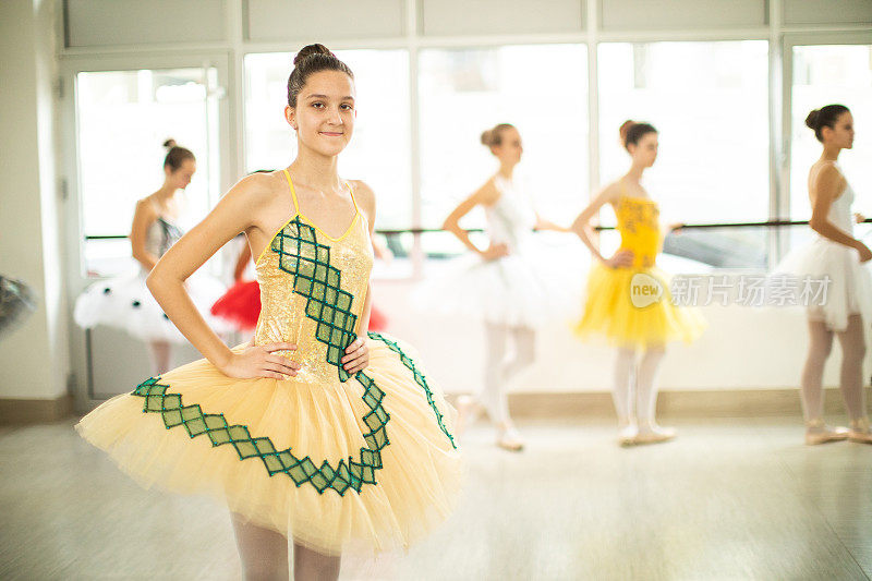 身着黄色优雅连衣裙的芭蕾舞者