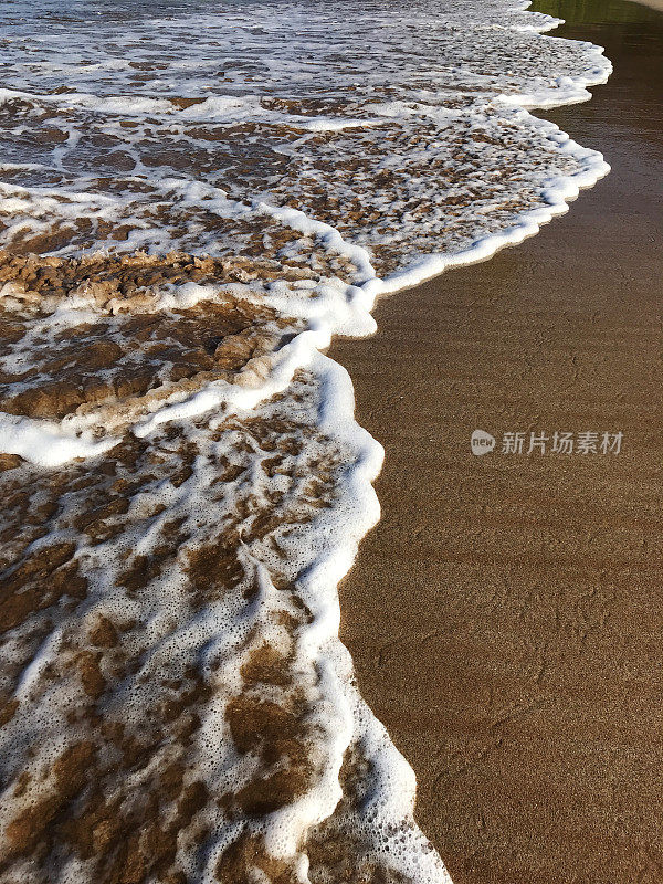 日出时的金色沙滩，波罗海滩，在夏威夷毛伊岛的怀利亚