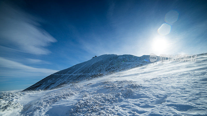 冬天日落仙境。的雪山风景