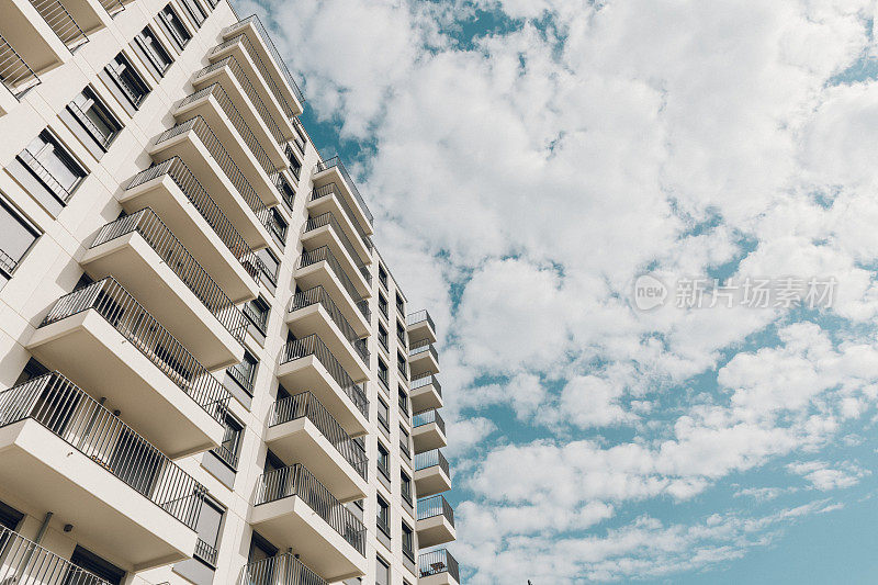 柏林带有阳台的白色住宅建筑