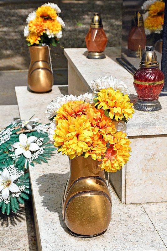 公共墓地墓碑上的鲜花