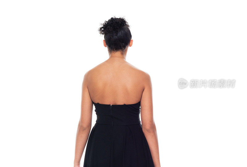 非裔美国妇女，穿着一件漂亮的黑色连衣裙-手放在一起