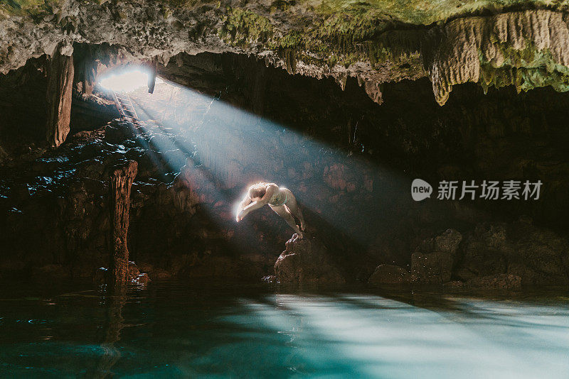 弗洛雷斯岛，一名女子潜入洞穴的水中