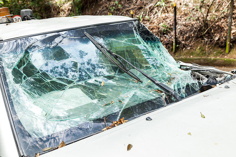 交通事故造成汽车挡风玻璃前部破碎