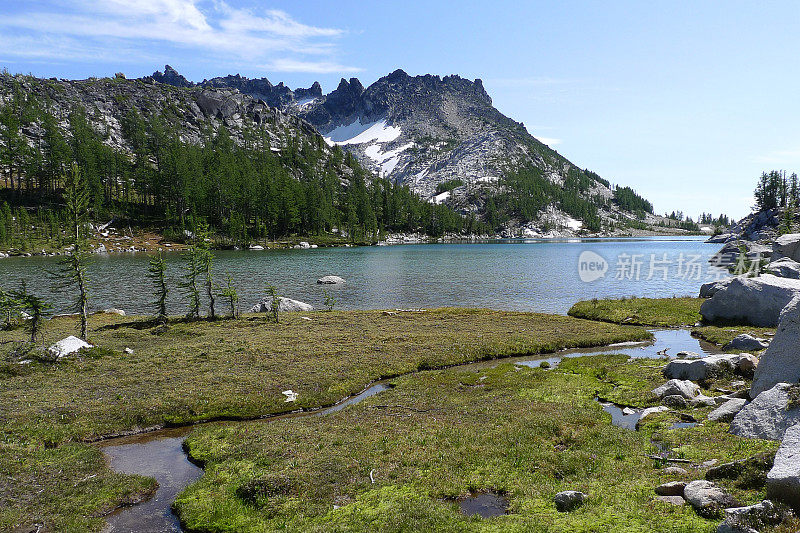 在小安纳普尔纳峰的魅力湖步道徒步旅行