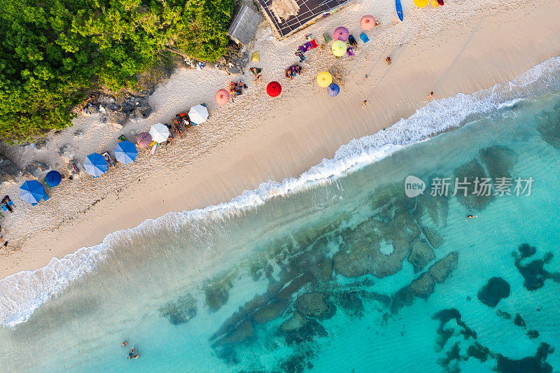 海滩伞和蓝色的海洋。从上面看海滩景色