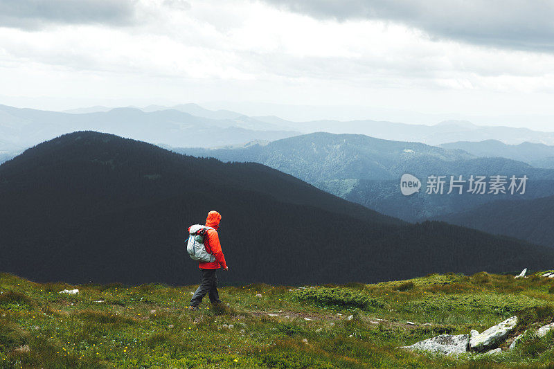 一个背包客在夏天moody的一天徒步登山