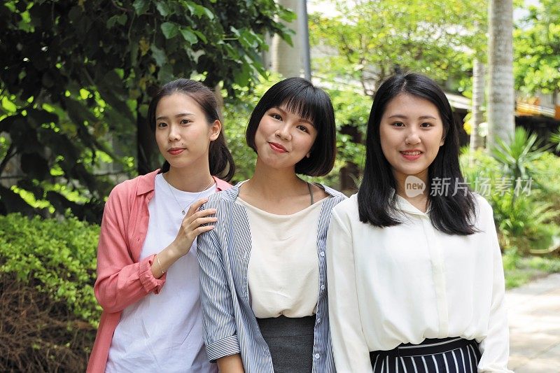 美丽的年轻女性在公园里散步