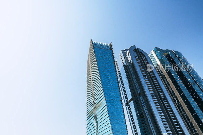 谢赫扎耶德路上的现代迪拜摩天大楼
