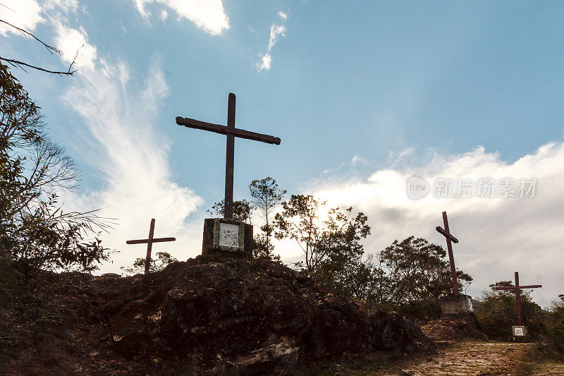 在巴西米纳斯吉拉斯州Cara?a圣所(Santuário do Cara?a)的髑髅地十字架