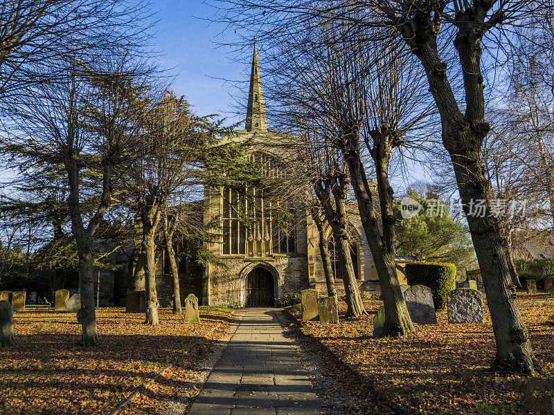 英国中部的沃里克郡，埃文河畔斯特拉特福的圣三一教堂，威廉·莎士比亚的坟墓