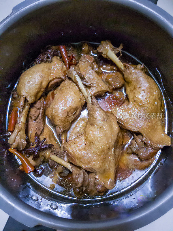 鸭腿蘸酱特写