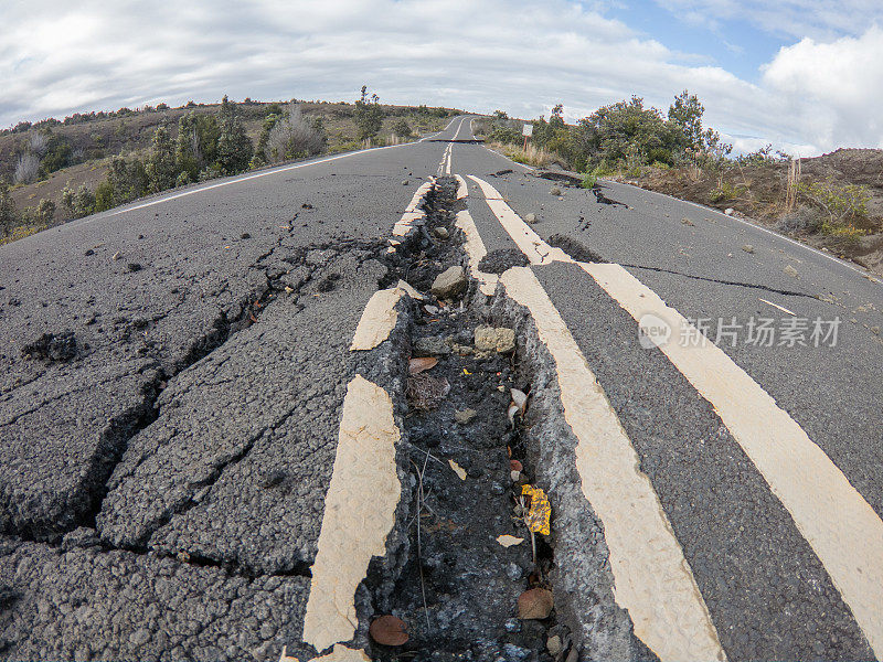 位于夏威夷火山国家公园的火山活动断裂的道路