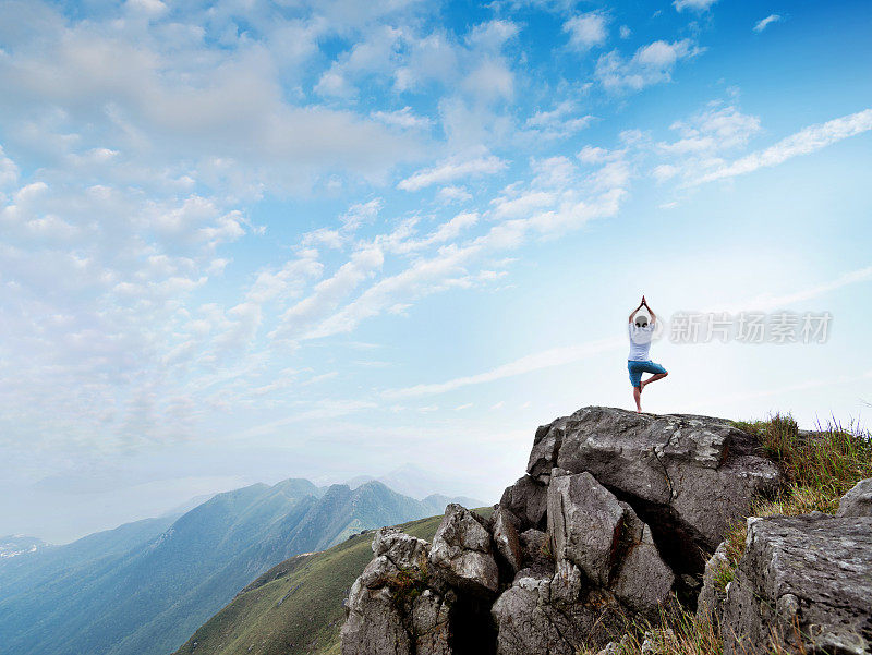 一个人在山顶做瑜伽