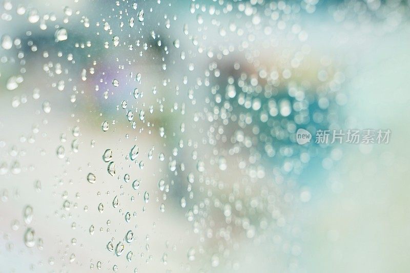 小雨打在窗口