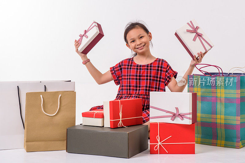 年轻的亚洲女孩与一组礼物和购物袋