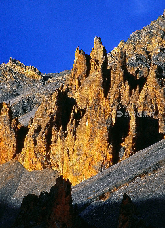 法国阿尔卑斯山，普罗旺斯的阿尔卑斯山脉在戏剧性的光拍摄的电影