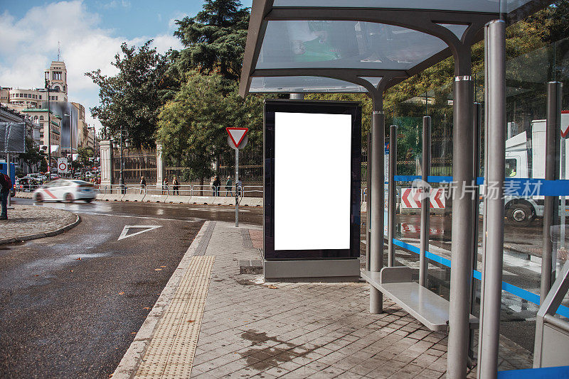 公共汽车站的空白广告面板