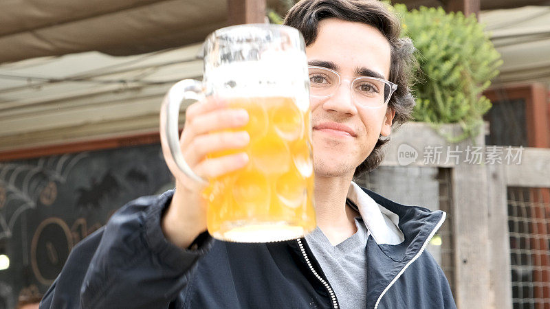 年轻人喝着大桶装啤酒