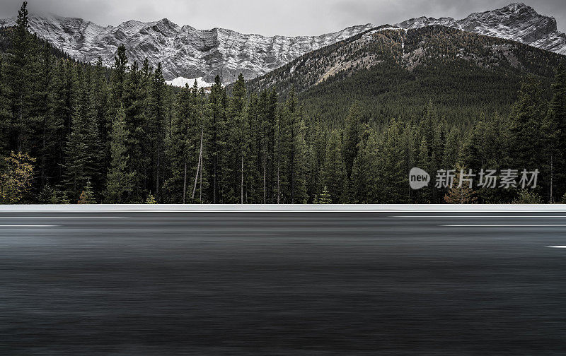 模糊的运动道路与山景