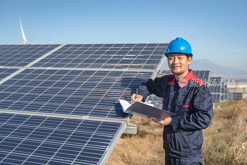 太阳能发电厂工程师正在检查