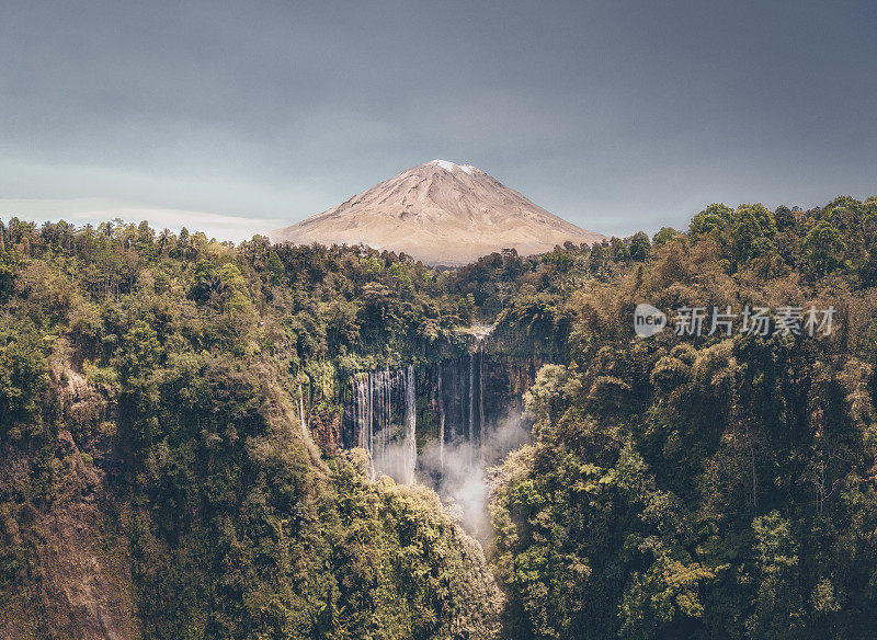 印度尼西亚的瀑布、火山和热带雨林