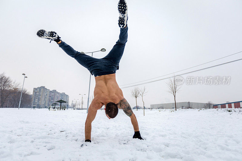 杂技在雪地上