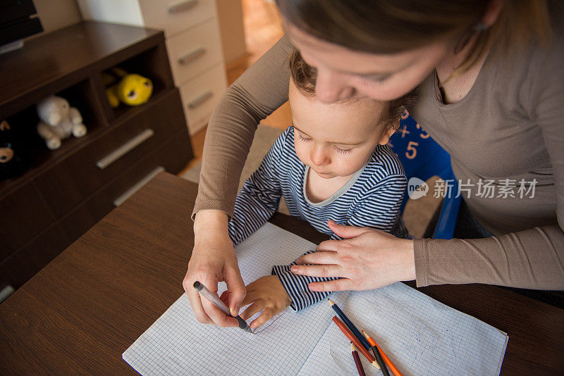 母子在纸上学习手绘，Covid-19、冠状病毒检疫
