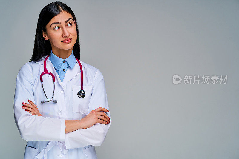 女医生肩膀上放着语音镜双臂交叉看向别处。医学的概念