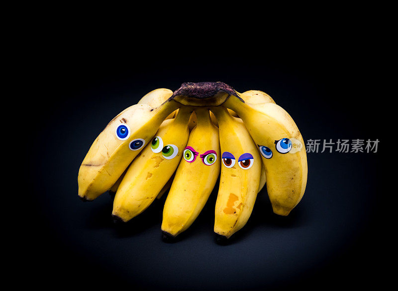 一组或一串带有拟人化面孔的迷你香蕉