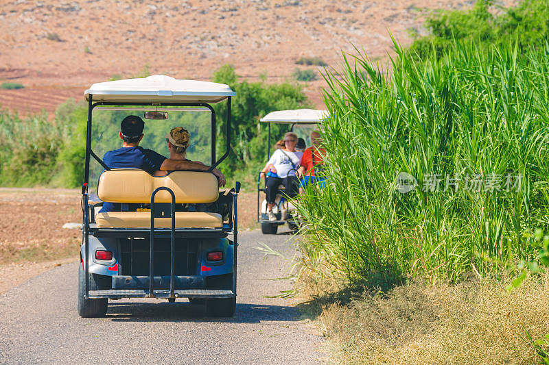 以色列人驾驶电动高尔夫球车的后座镜头