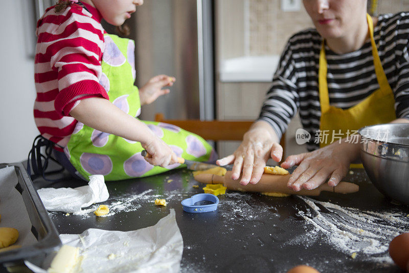 快乐的母女在厨房里