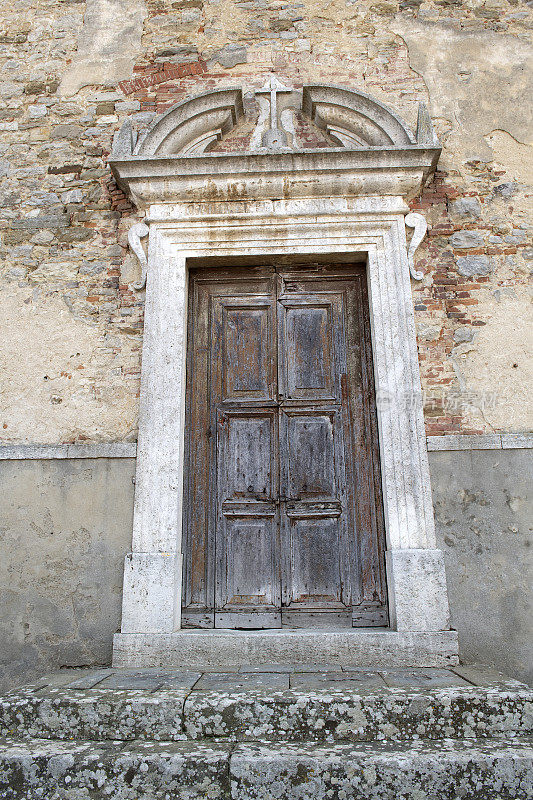 历史悠久的卢西尼亚诺的一扇教堂门