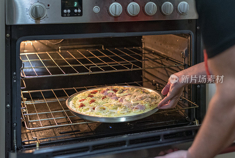 自制-把披萨放进烤箱烤