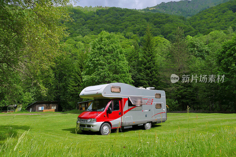 一辆露营车停在保加利亚皮林国家公园的草地上